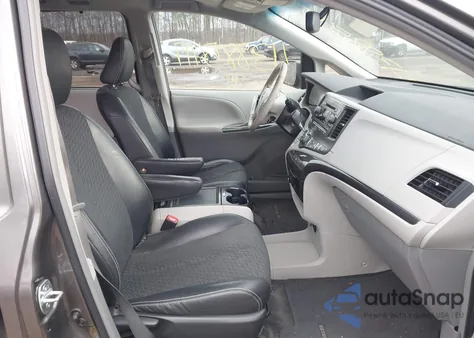 2012 Toyota Sienna Se 8 Passenger z USA, uszkodzony, nr VIN 5TDXK3DC9CS209608